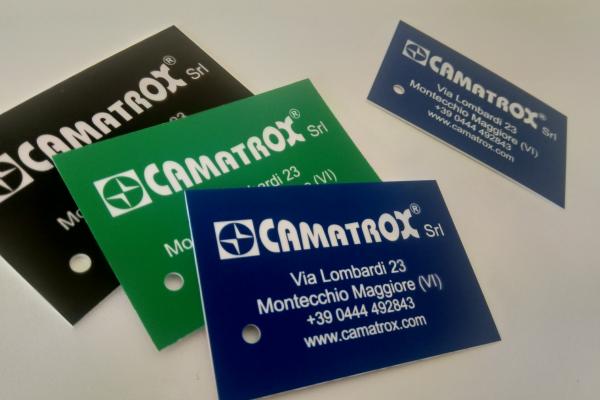 badge marcati e tagliati laser